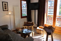 Chalet Diamant - woonkamer met balkon en zitbank (DIA22)